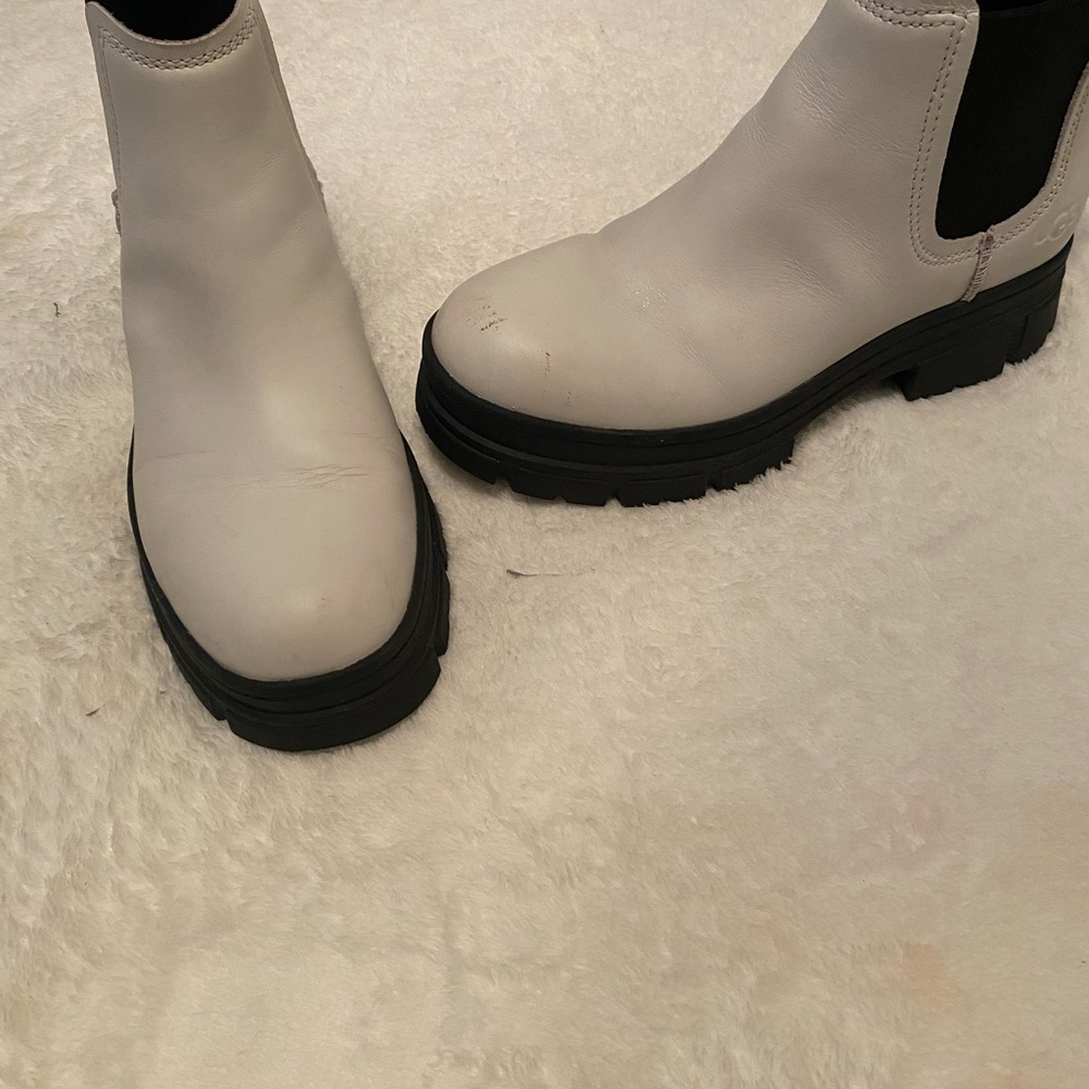 Ugg Ashton Chelsea Boots